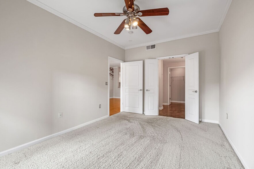 Master En-suite - 1803 Broadway