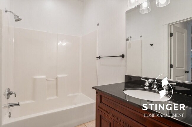 Building Photo - 14 Hayek St