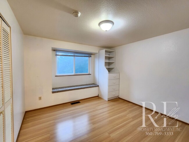 Building Photo - Spacious Silverdale Tri-Level with Hot Tub & Stylish Kitchen