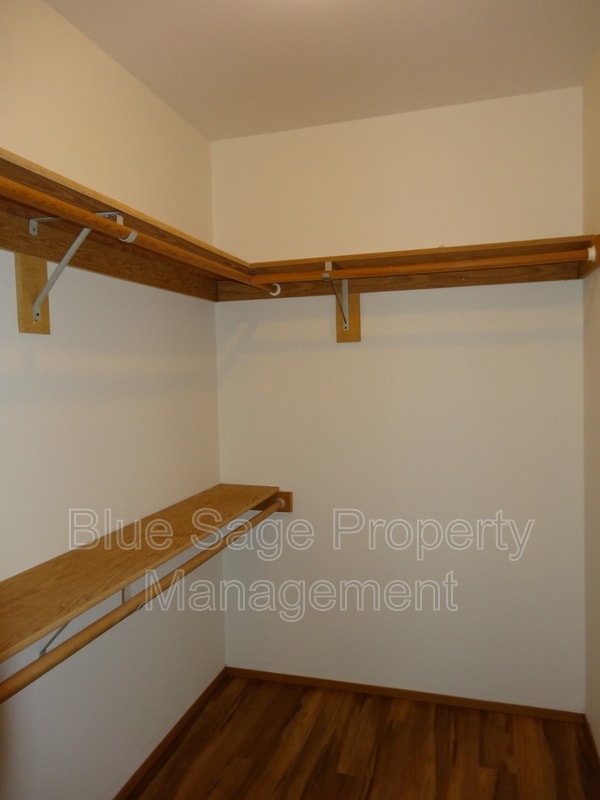 Building Photo - 906 E Bryson Ave