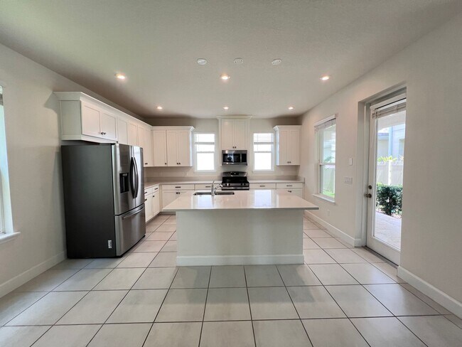 Building Photo - Gorgeous Furnished Home in Winter Garden!