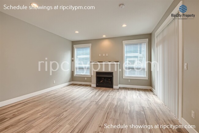 Building Photo - Gorgeous 3-Bed/2.5 Bath townhouse in St. J...