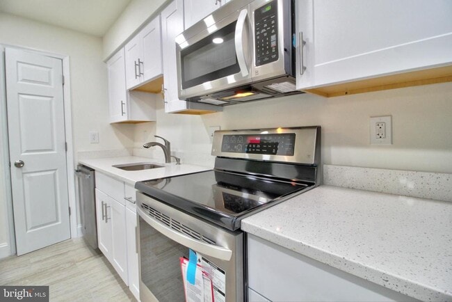 Building Photo - 87 Meadowlark Ave