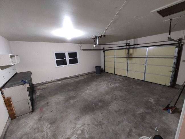 Building Photo - 2025 N 432