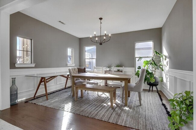 Building Photo - 647 Sire Ave