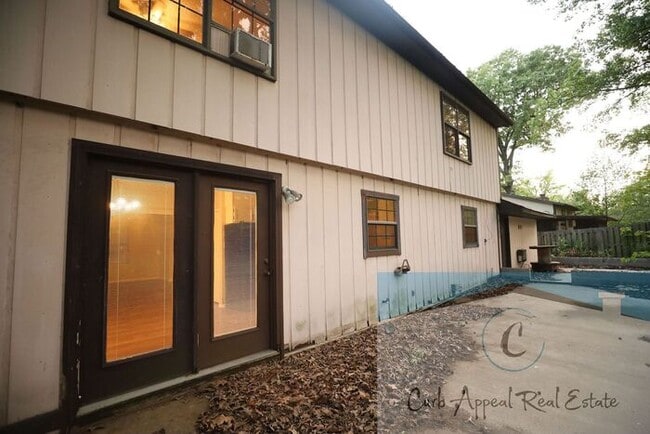 Building Photo - 3 Bedroom 2 Bath Home in Beautiful Neighborhood! A fenced back yard!!