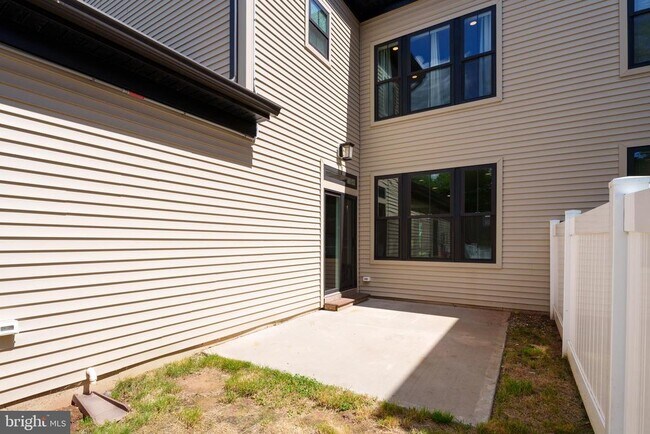 Building Photo - 3 E Hartwick Dr