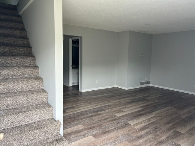 Building Photo - 382/384 Catherine