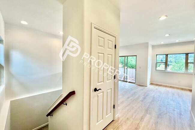Building Photo - 94 Castle Ridge Dr