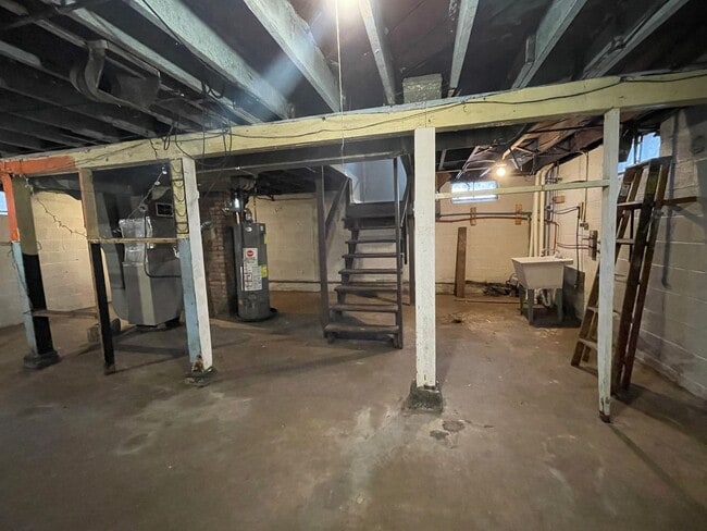 Building Photo - Cozy 2 Bedroom/ 1 Bathroom Home in Gary, IN