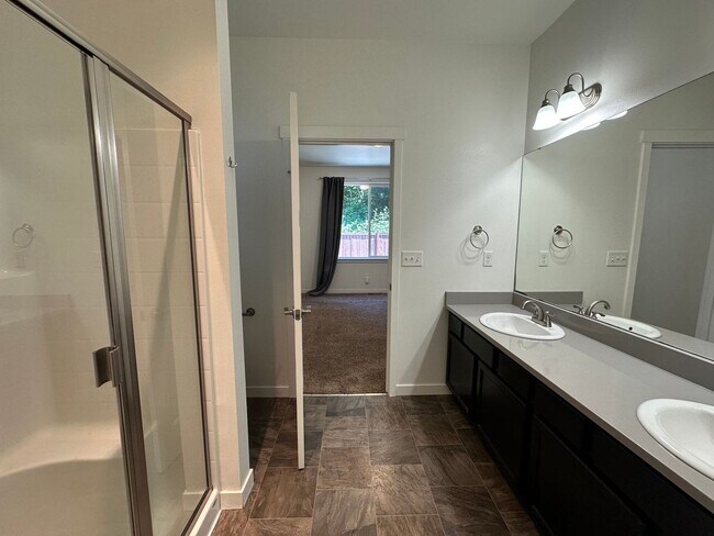 Building Photo - 3 Bed, 2.5 Bath House in Cordata Neighborhood