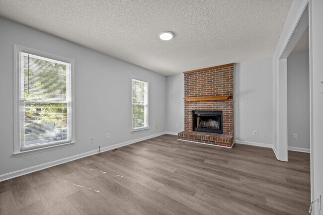 Building Photo - Spacious 3 Bedroom Home, LVP Floors, Updated Kitchen, New Cabinets, Granite, SS Appliances, Pet F...