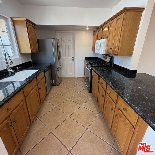 Building Photo - 1104 N Frederic St
