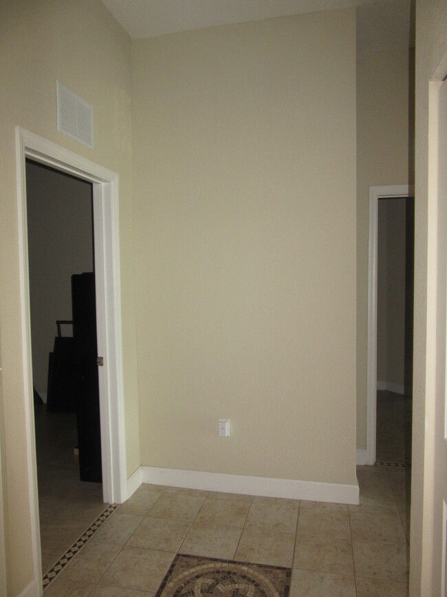 Building Photo - Lovely 3 BR / 2 BA Condo Located In Desira...