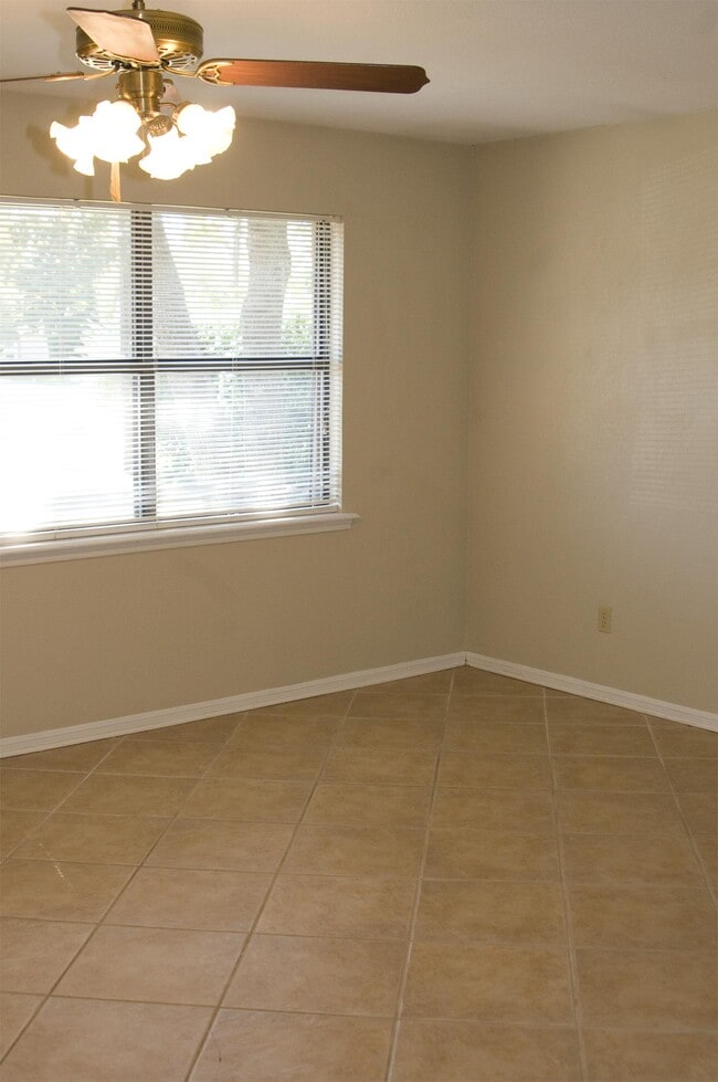 Building Photo - 111 Briarwood Ln