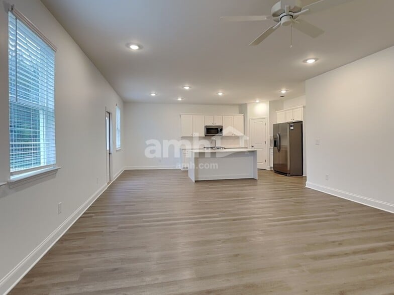 Building Photo - 430 Pointe Dr