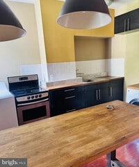 Building Photo - 1913 Page St