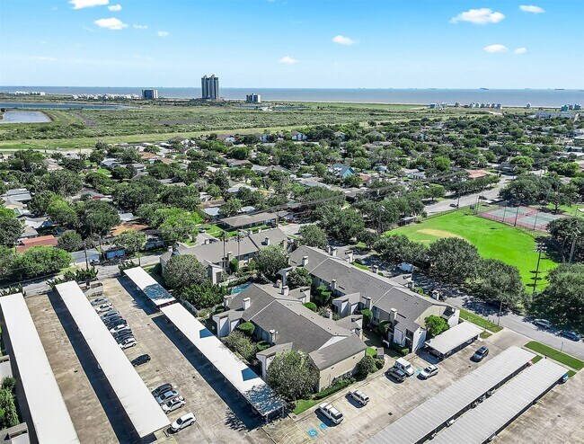 Building Photo - 7065 N Holiday Dr