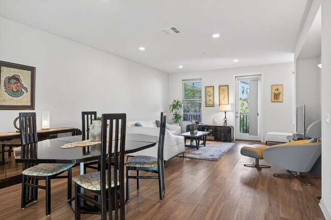 Building Photo - 3-Bed + 3.5-Bath Townhouse | Springville | Camarillo | Unfurnished