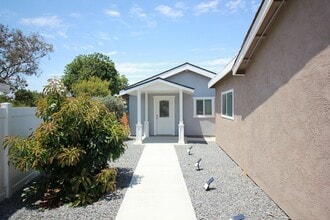 Building Photo - Modern stand alone 2 bedroom home, back gate close - No Pets!