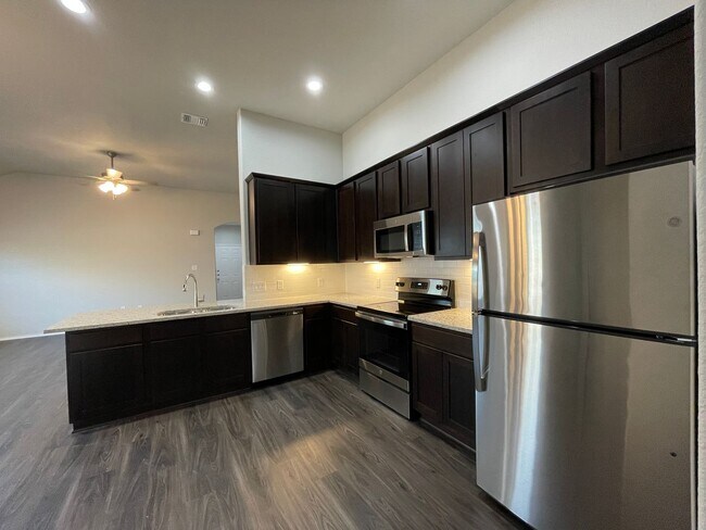 Building Photo - TOWNHOME FOR RENT
