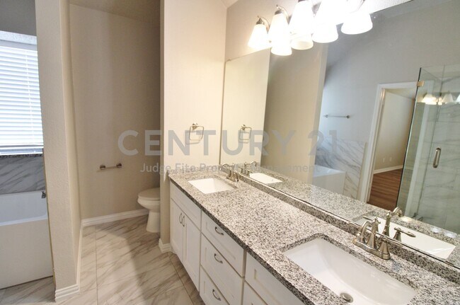 Building Photo - Spacious 2-Story 4/2.5/2 in Lancaster For Rent!