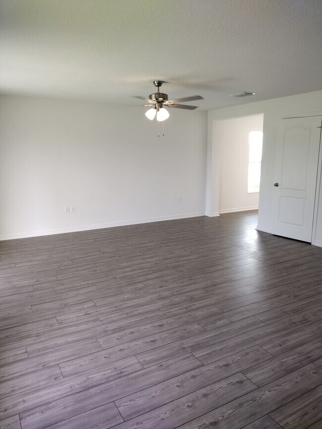 Building Photo - Beautiful 4 bedroom 2.5 Bathroom House For...