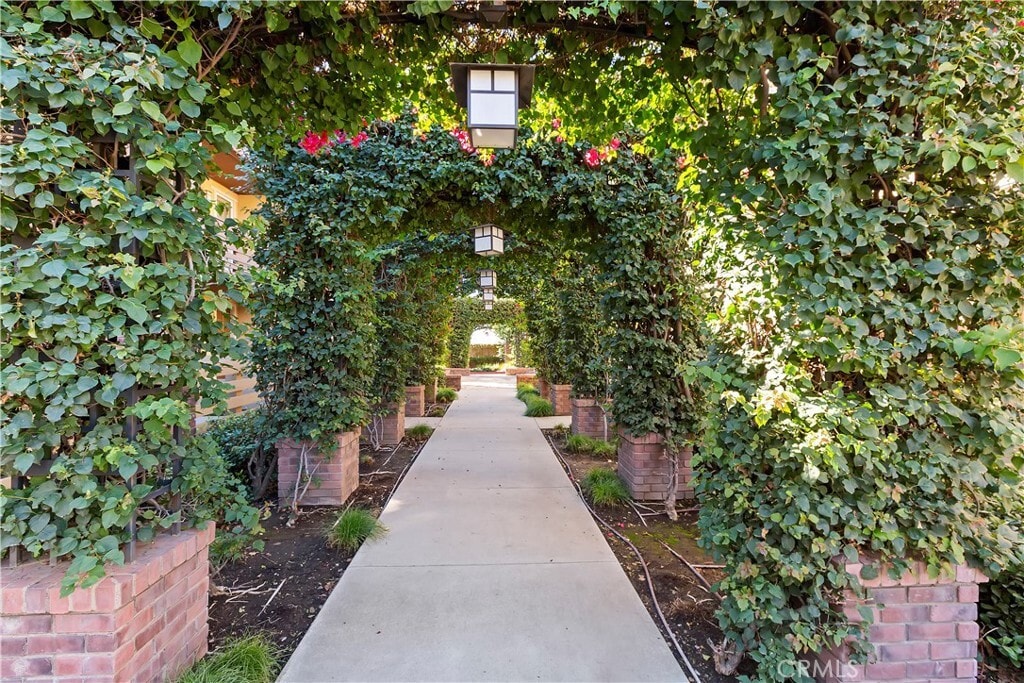 Entryway - 335 S Glendora Ave