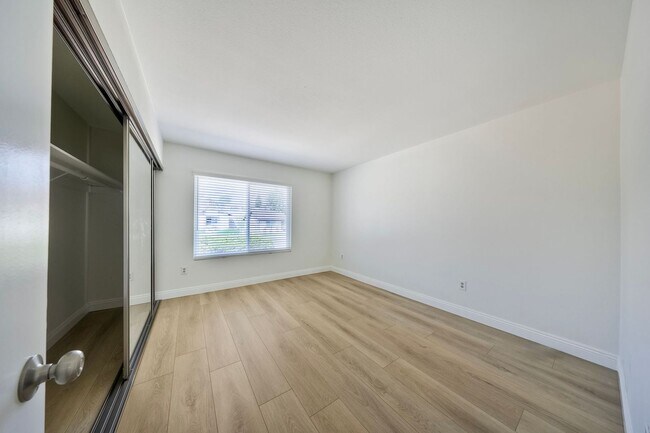 Building Photo - Charming 55+ Fully Remodeled 2 Br. 1 Ba. Duplex - Sunny Hills