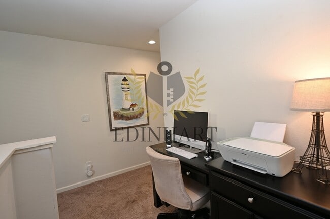 Building Photo - 893 Fir St W