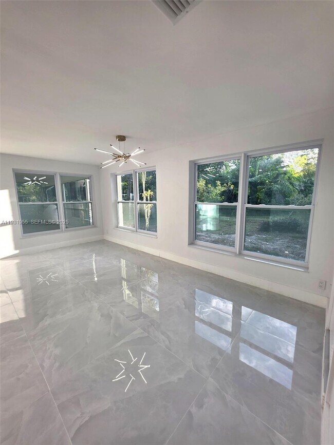 Building Photo - 5095 SW 73rd Ave