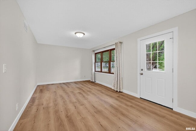 Building Photo - 3106 Maplecrest Rd