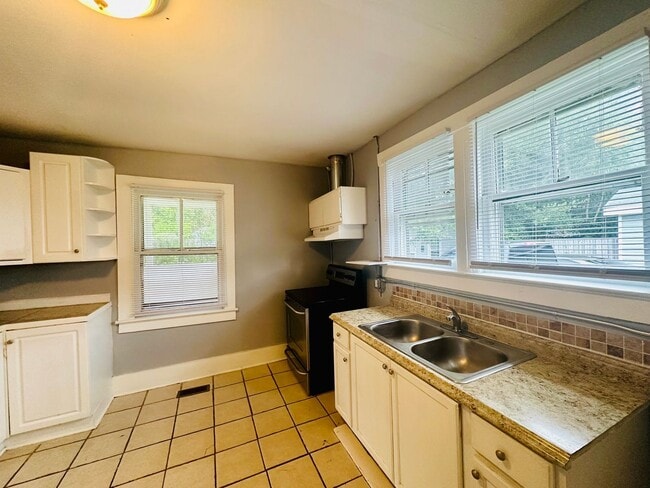 Building Photo - DOWNTOWN - 3 Bedroom/1 Bath - Located close to CFCC, downtown, riverwalk and restaurants