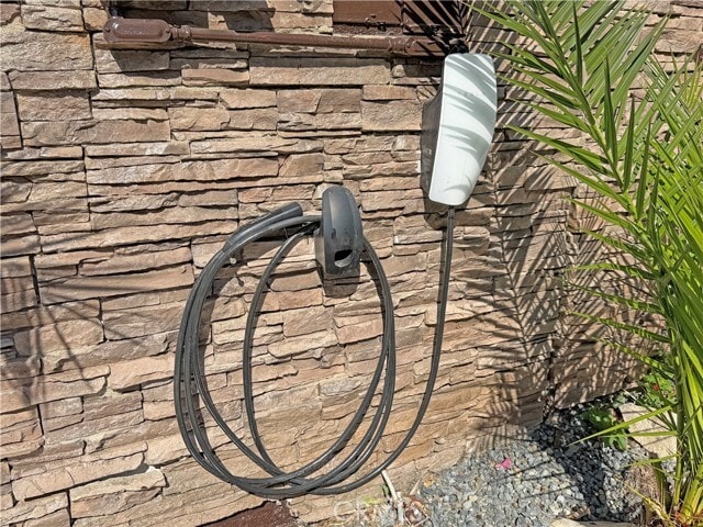 Building Photo - 621 E Pine St