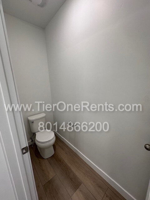 Building Photo - Move-in special:  First month's rent free!