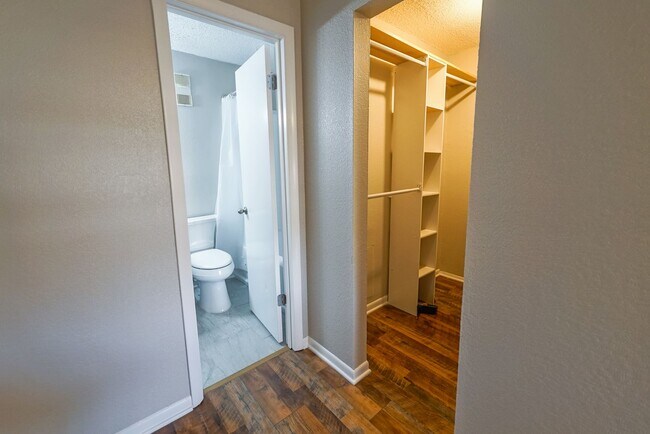 Building Photo - Cozy 1 bedroom 1 bathroom within walking d...