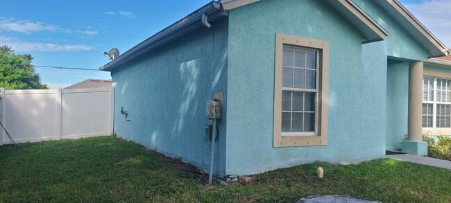 Building Photo - 1632 SE Chello Ln