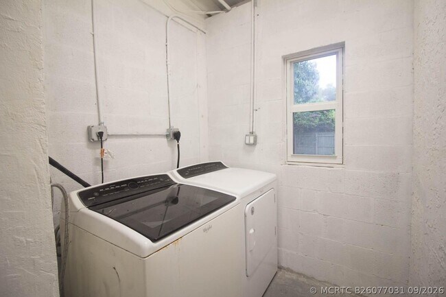 Building Photo - 1650 NE 44th St