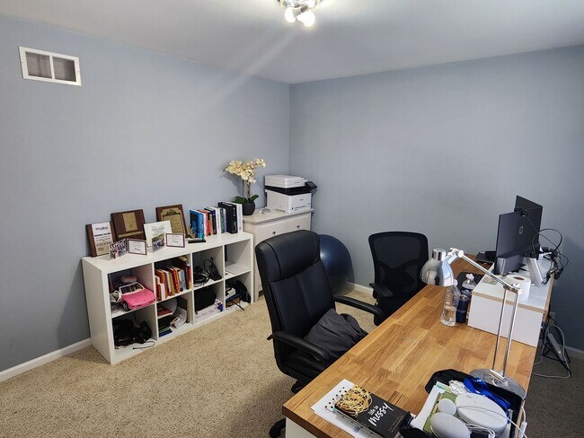 Building Photo - Kenosha 4 bedroom home