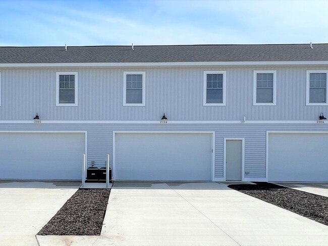 Building Photo - 4 Bedroom Townhome - Holland South Side