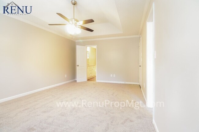 Building Photo - 4 Bedroom! 3 Bath!