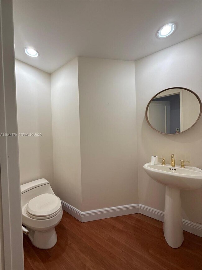 Building Photo - 785 Crandon Blvd