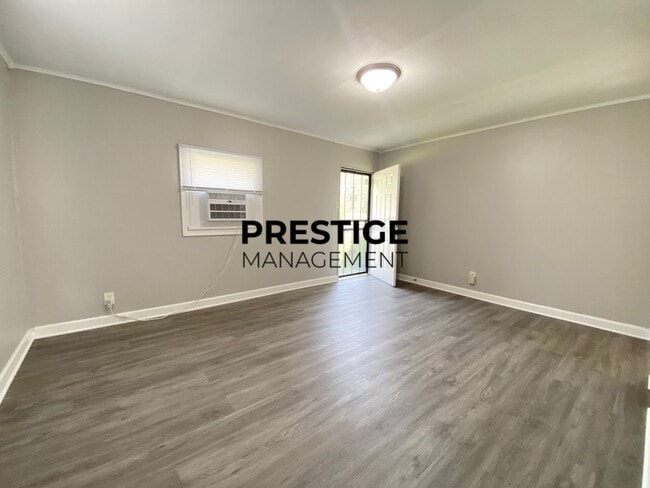 Building Photo - Updated 2 Bedroom in Gary