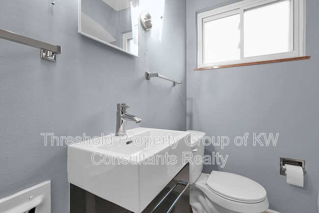 Building Photo - 851 Kenwick Rd