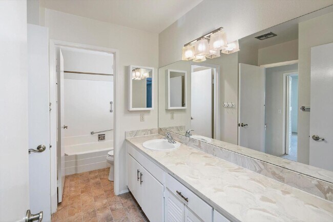 Building Photo - Stunning townhouse in La Jolla / North UTC area