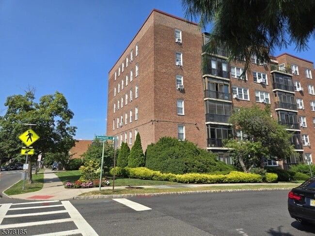 Building Photo - 5 Roosevelt Pl