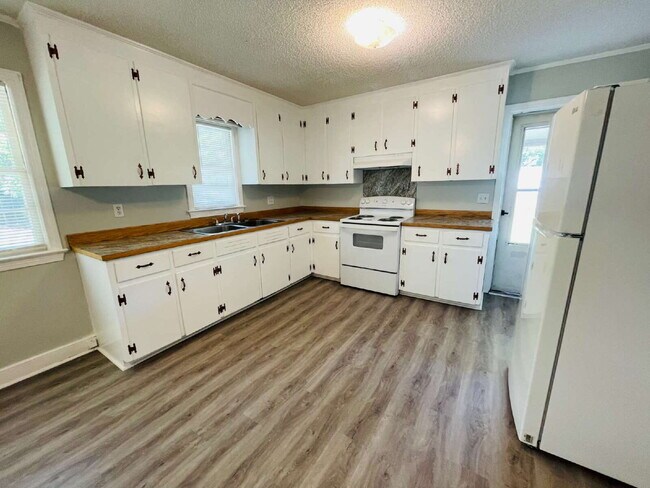 Building Photo - ADORABLE BRICK RANCH IN LAGRANGE *3 BR, 1 BA* NEWLY RENOVATED