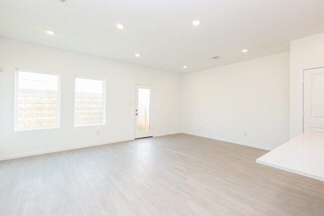 Building Photo - 2135 Salinas Dr