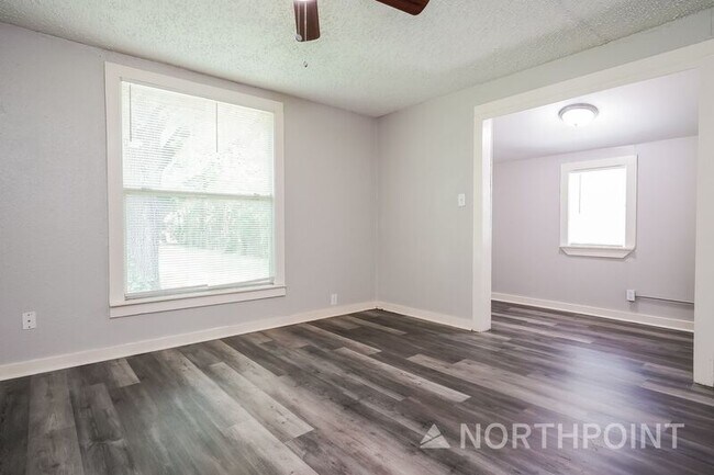 Building Photo - 1211 Country Club Rd