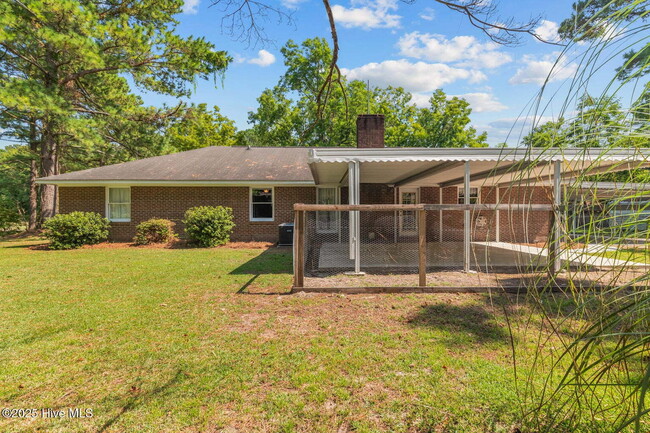 Building Photo - Beautiful 3 Bedroom, 2 Bath Home -135 Yate...